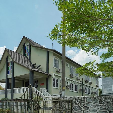 Oyo 90451 Bangi Moya Guesthouse Екстериор снимка