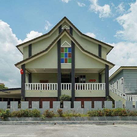 Oyo 90451 Bangi Moya Guesthouse Екстериор снимка