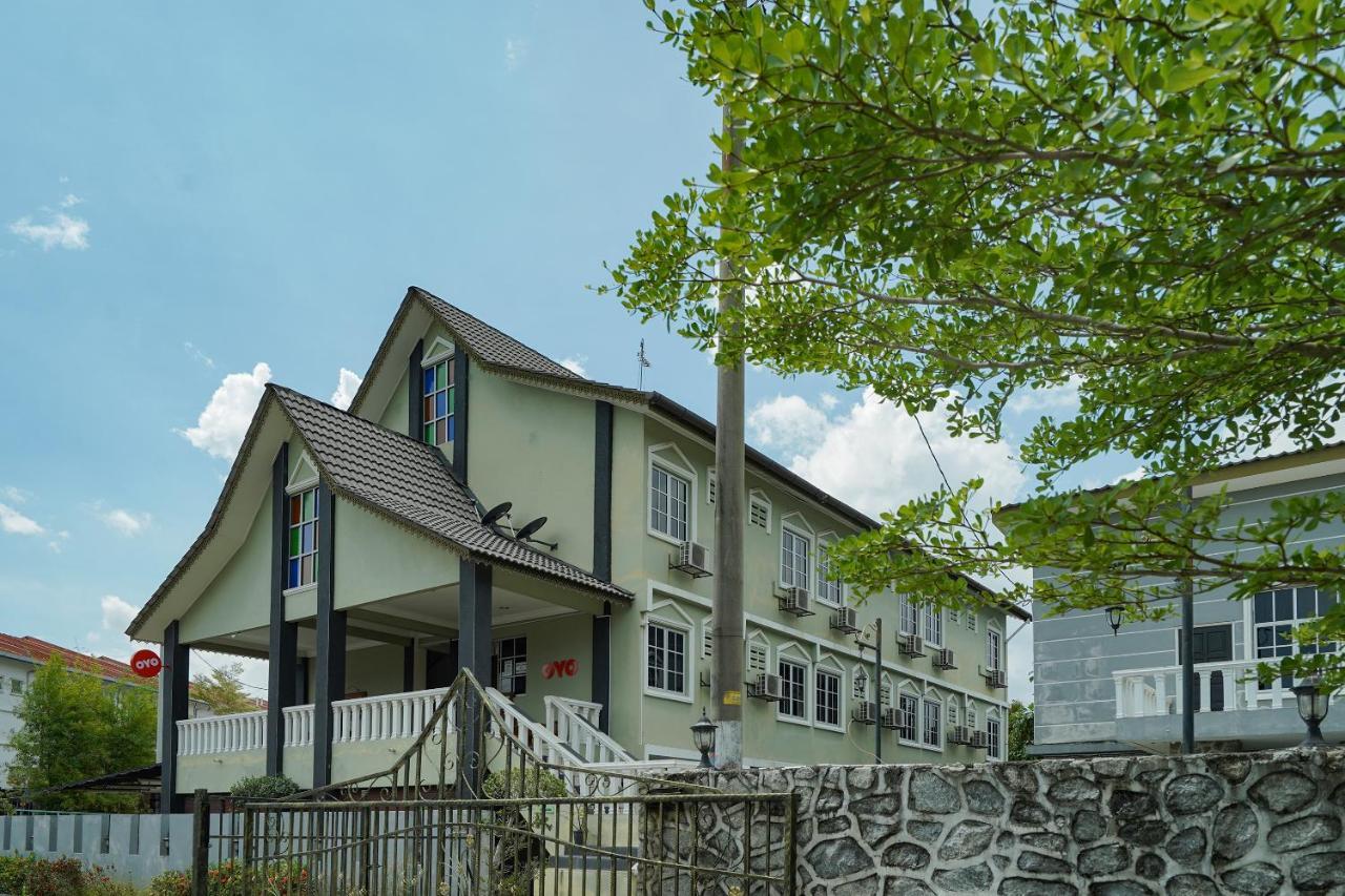 Oyo 90451 Bangi Moya Guesthouse Екстериор снимка
