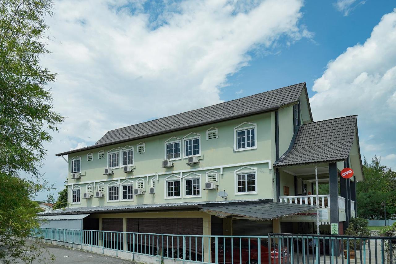 Oyo 90451 Bangi Moya Guesthouse Екстериор снимка