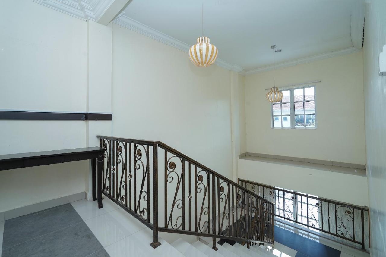 Oyo 90451 Bangi Moya Guesthouse Екстериор снимка