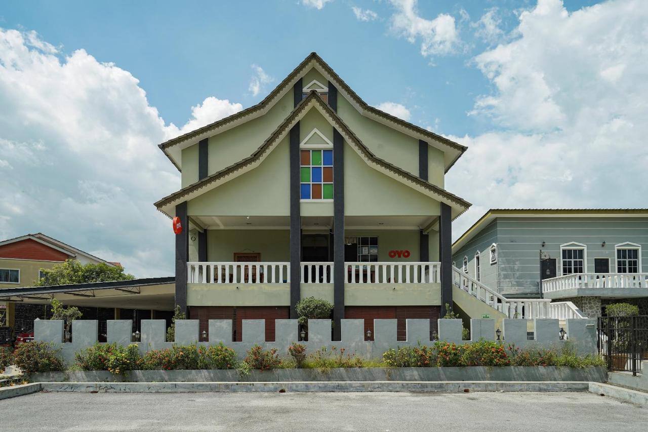 Oyo 90451 Bangi Moya Guesthouse Екстериор снимка
