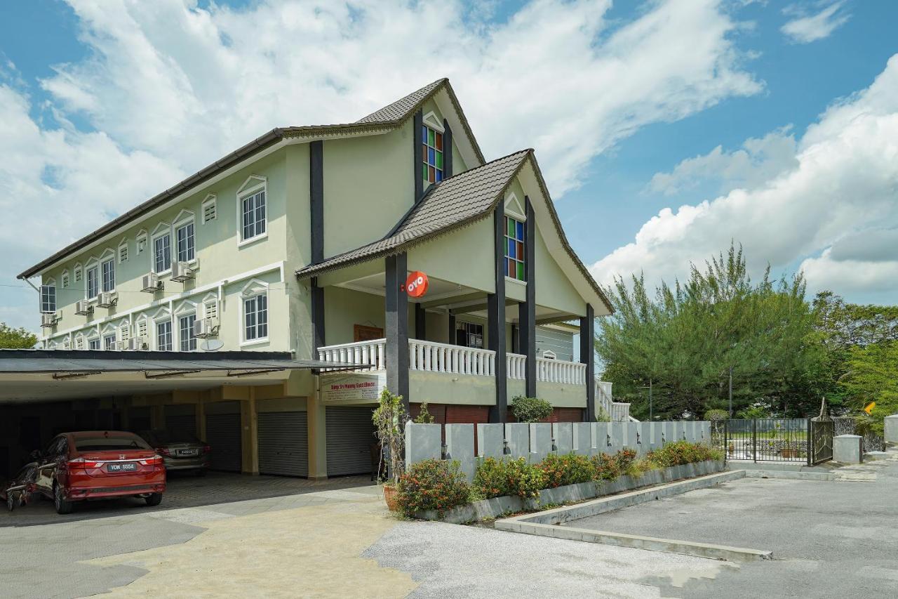 Oyo 90451 Bangi Moya Guesthouse Екстериор снимка