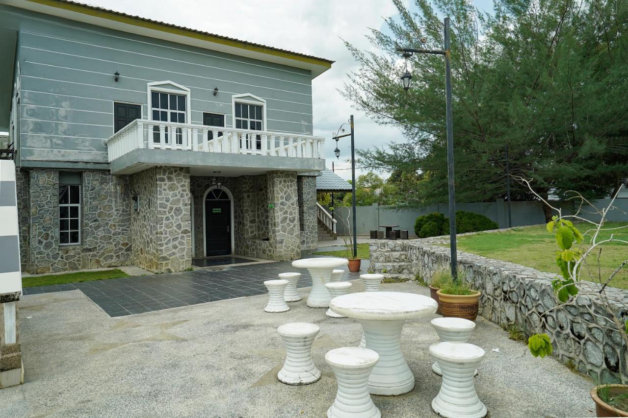 Oyo 90451 Bangi Moya Guesthouse Екстериор снимка