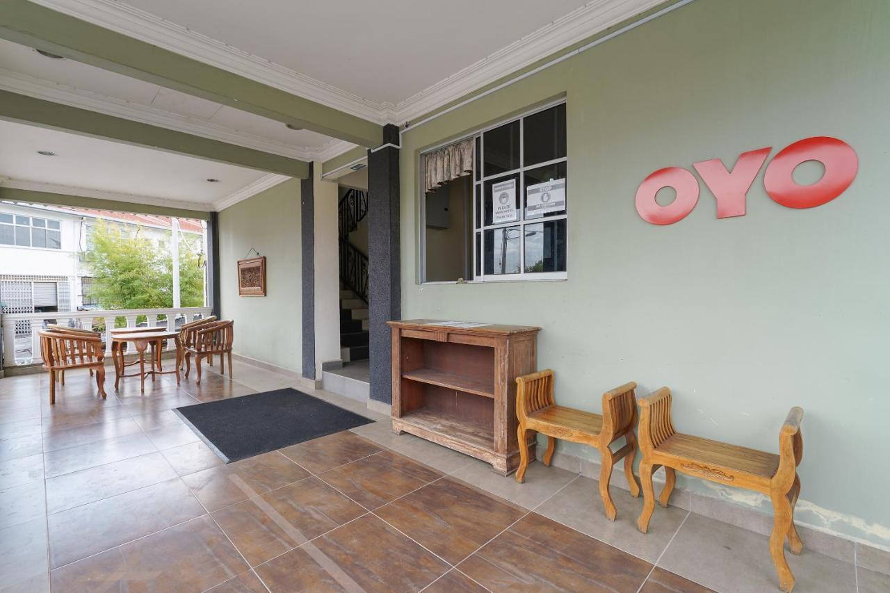 Oyo 90451 Bangi Moya Guesthouse Екстериор снимка