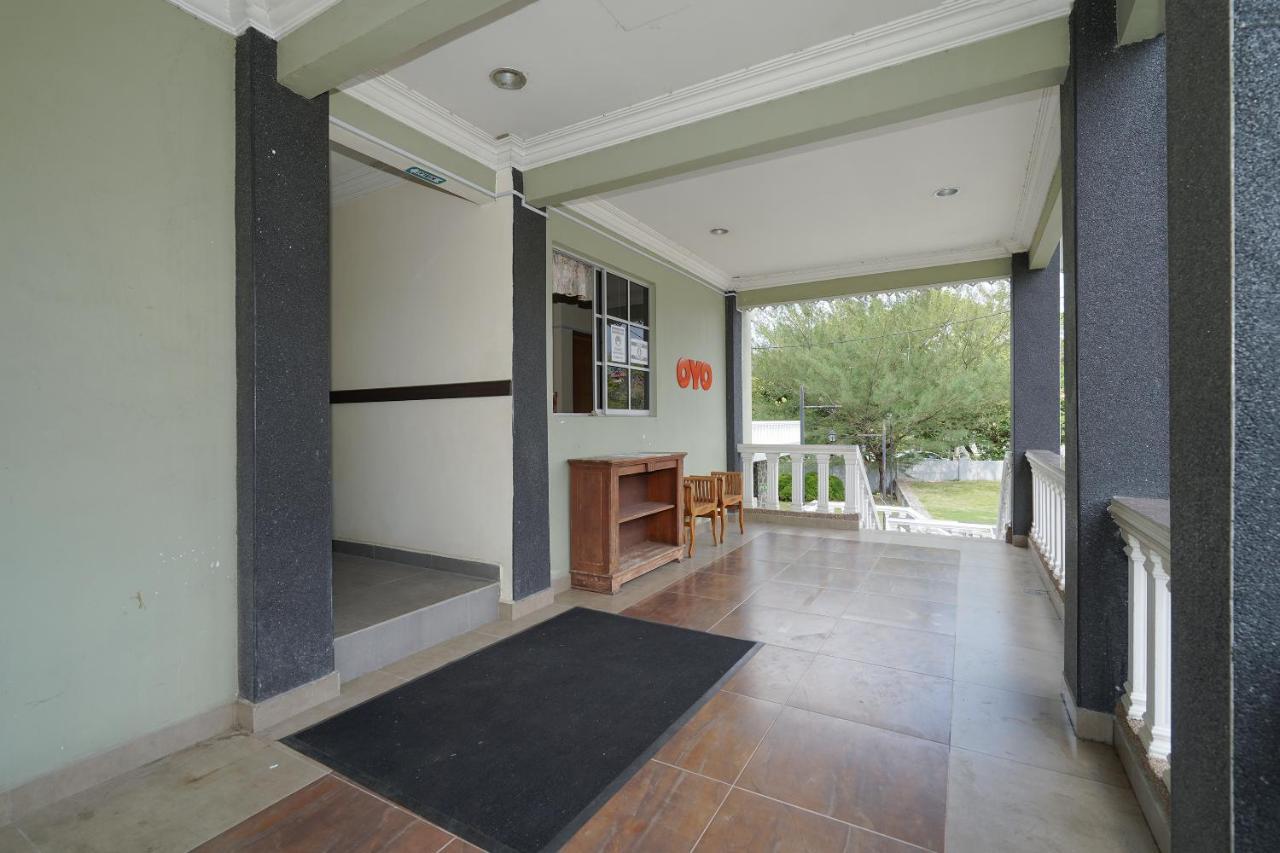 Oyo 90451 Bangi Moya Guesthouse Екстериор снимка
