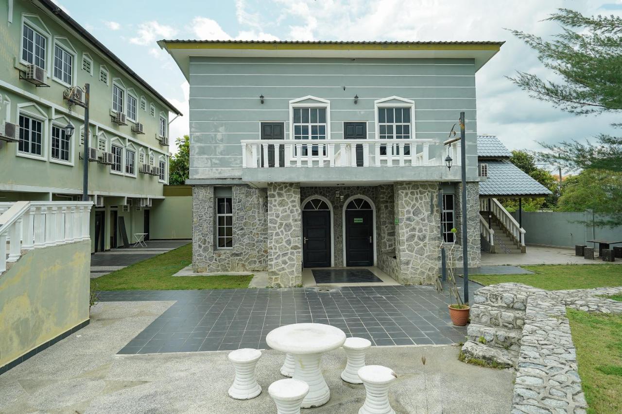 Oyo 90451 Bangi Moya Guesthouse Екстериор снимка