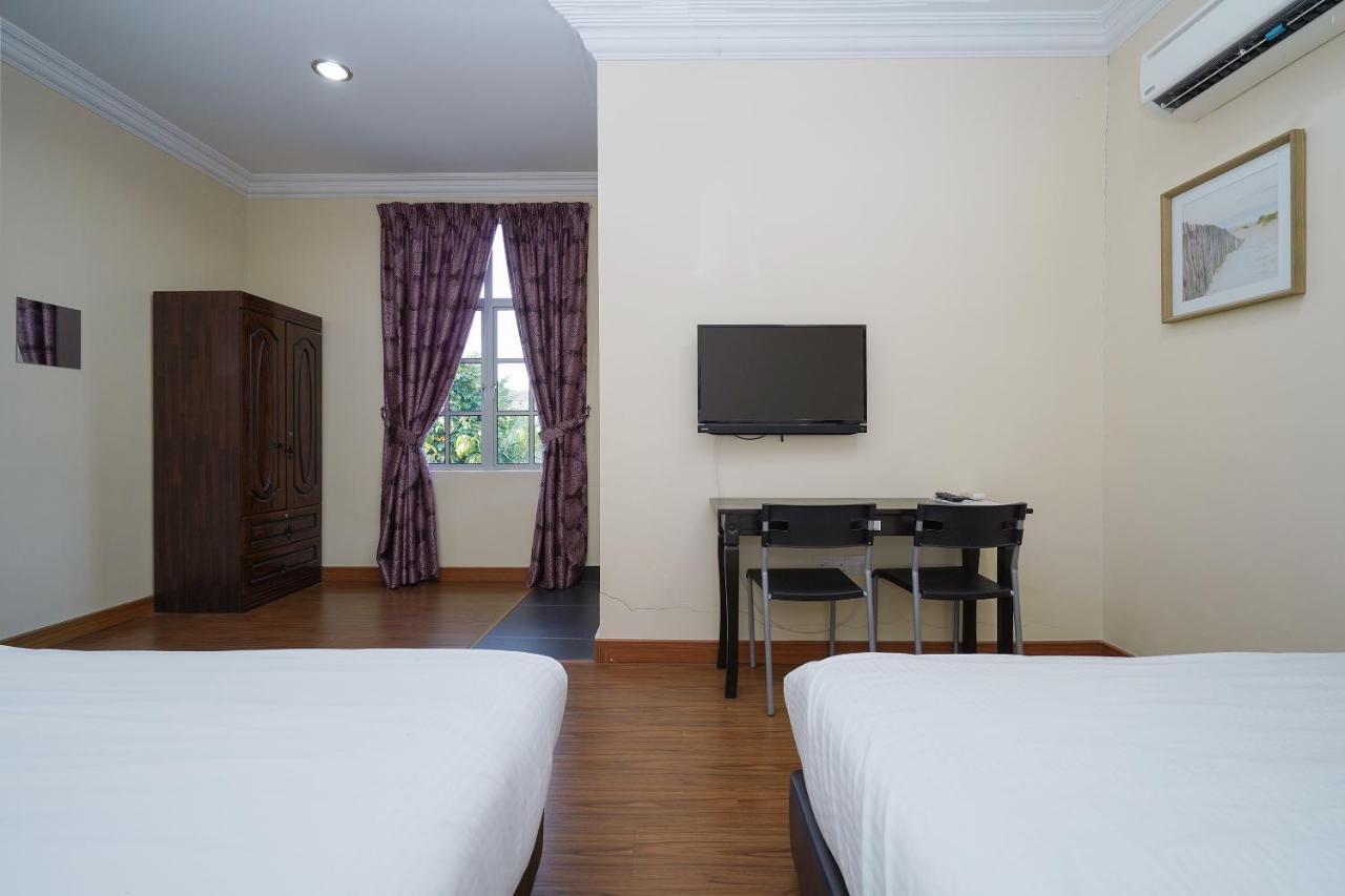 Oyo 90451 Bangi Moya Guesthouse Екстериор снимка