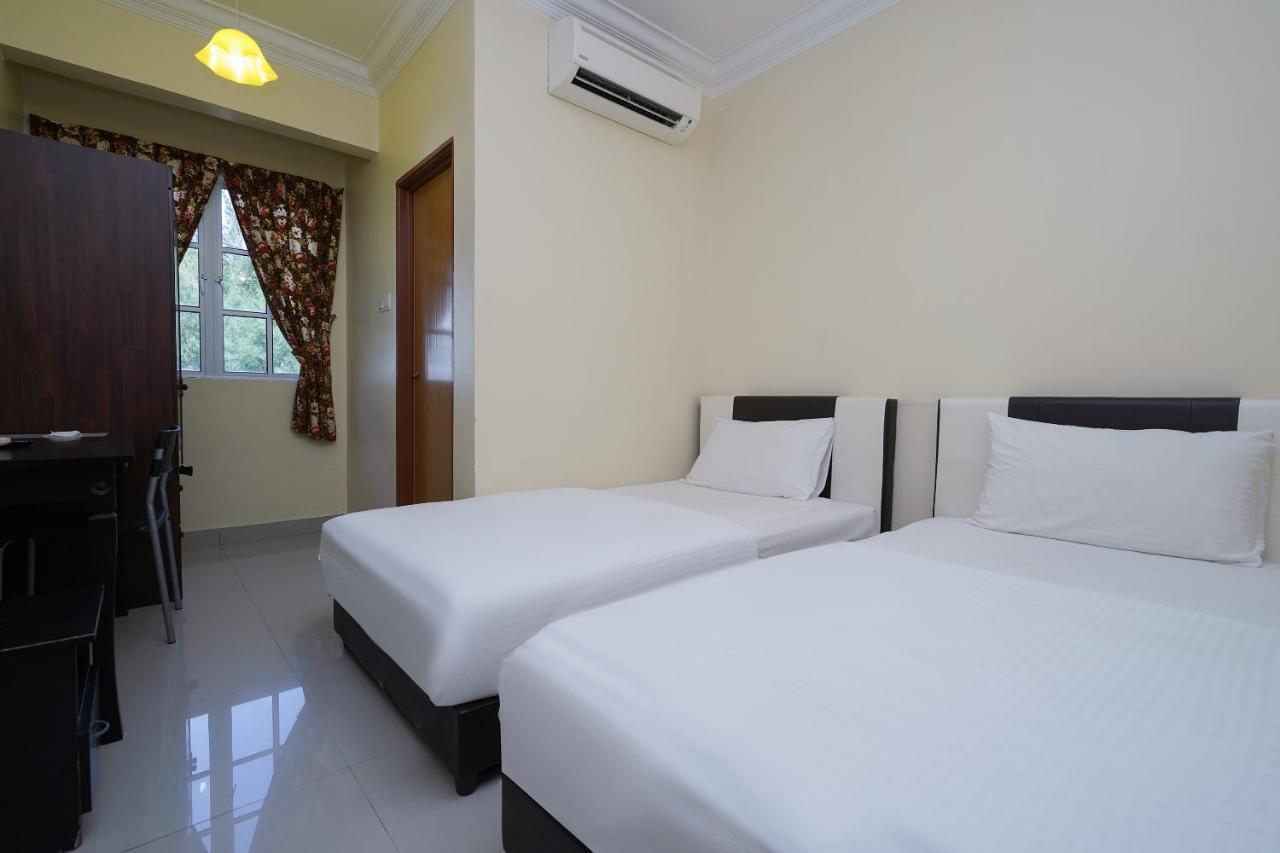 Oyo 90451 Bangi Moya Guesthouse Екстериор снимка