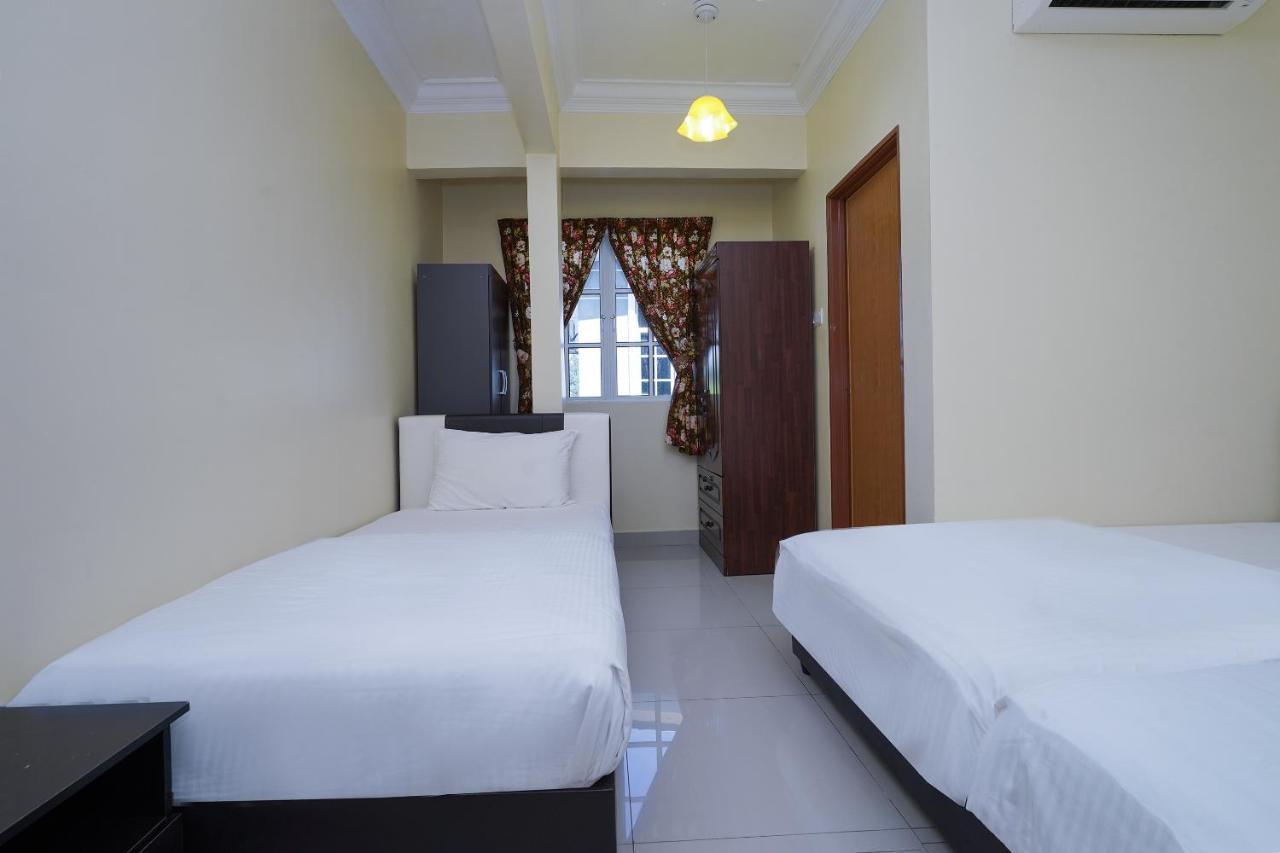 Oyo 90451 Bangi Moya Guesthouse Екстериор снимка