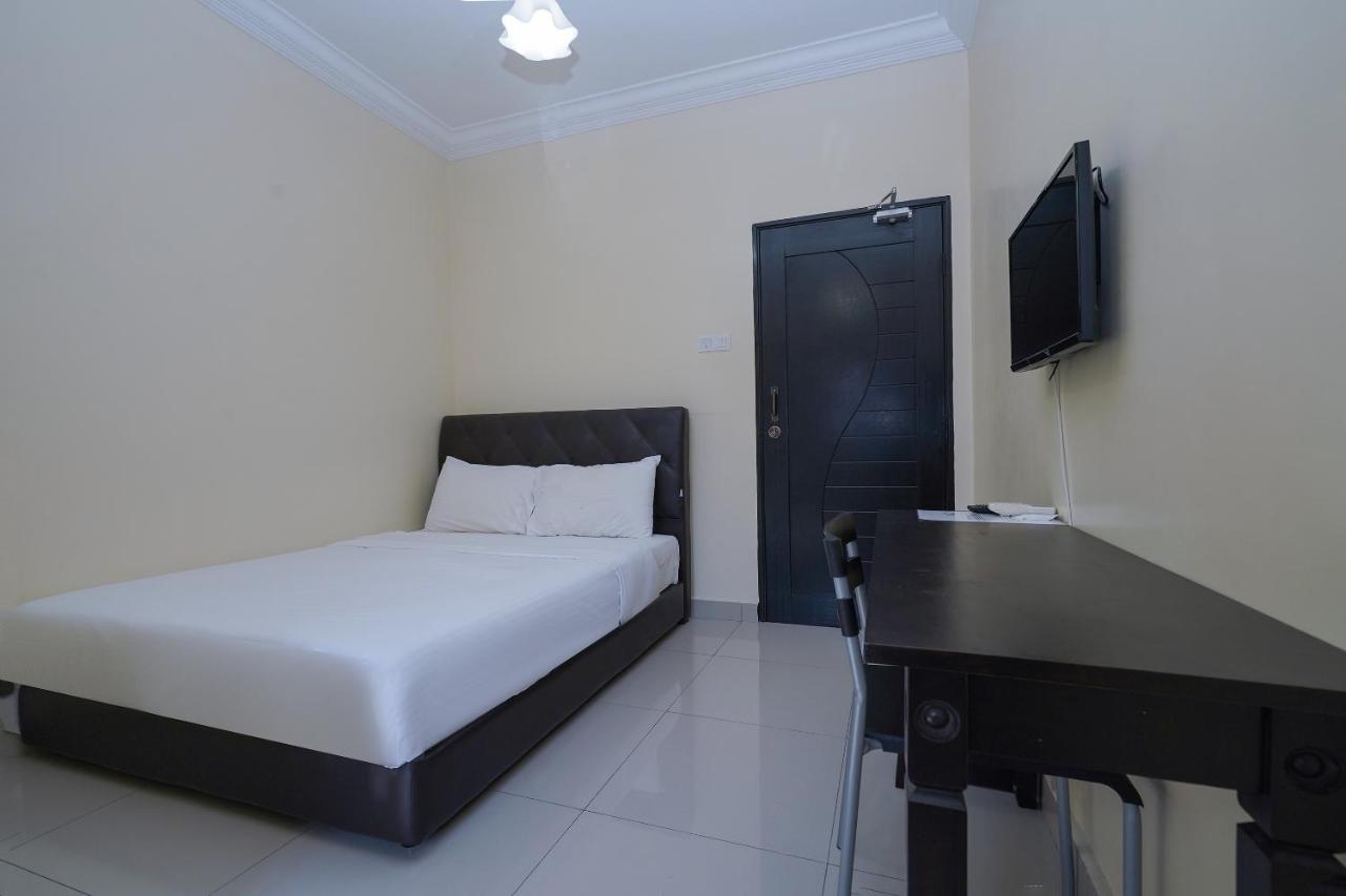 Oyo 90451 Bangi Moya Guesthouse Екстериор снимка
