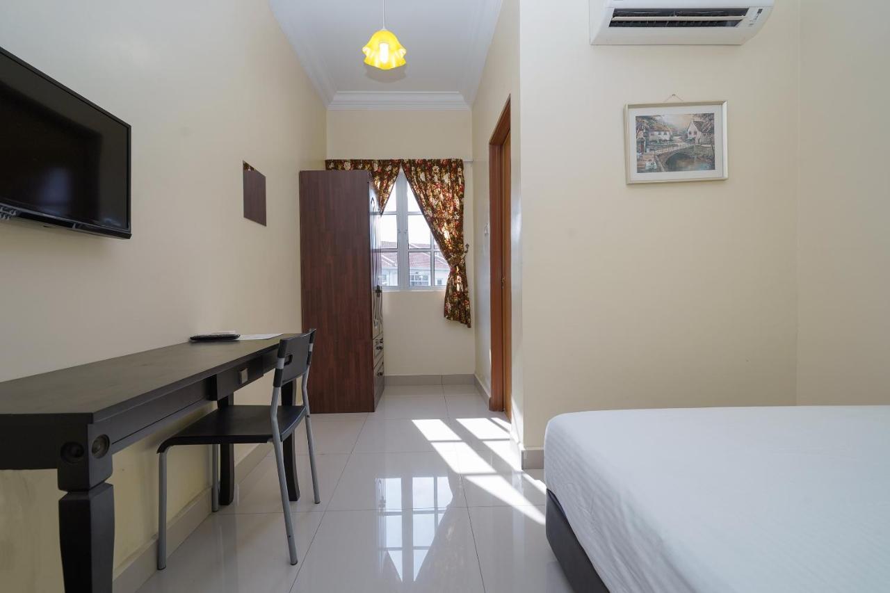 Oyo 90451 Bangi Moya Guesthouse Екстериор снимка