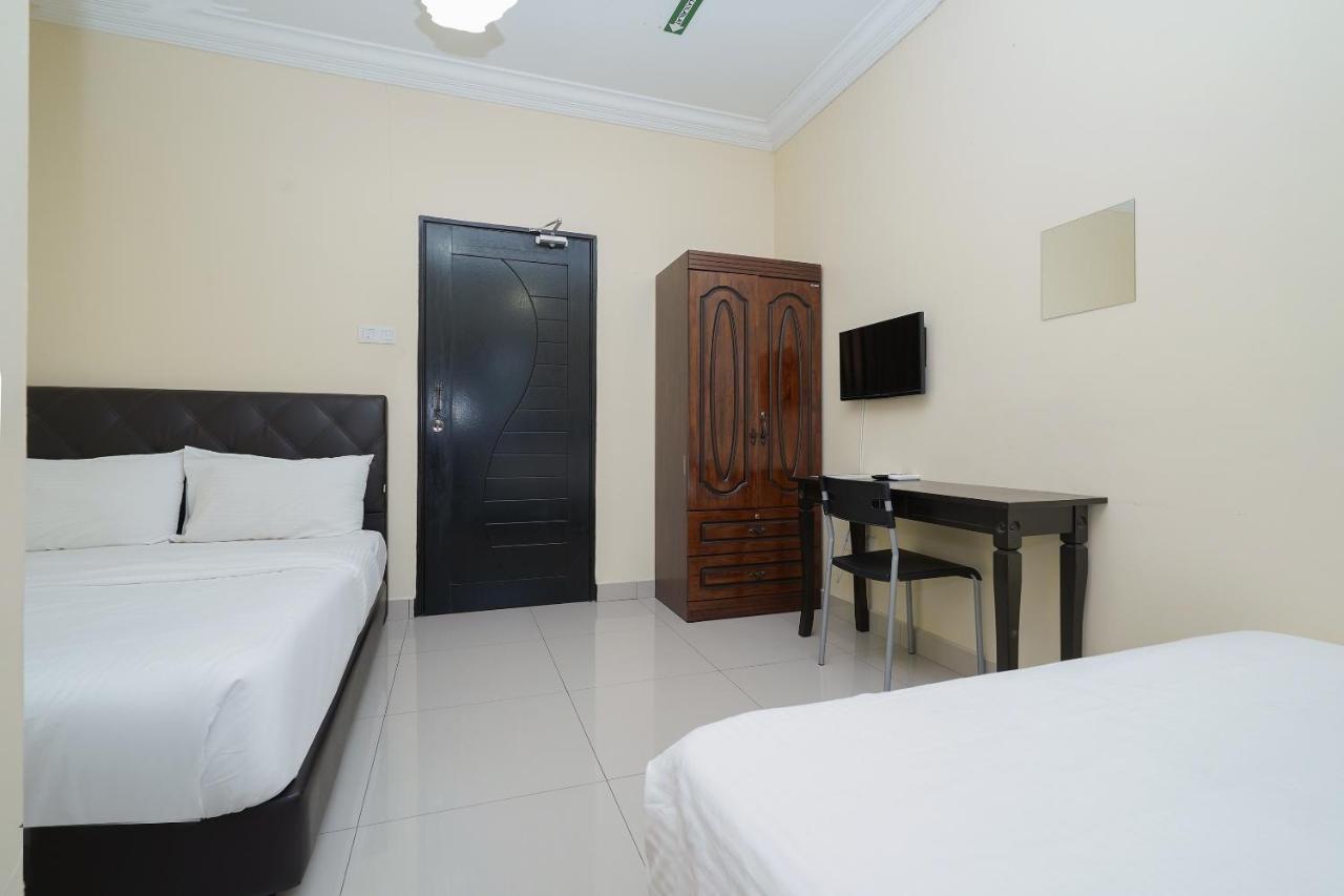 Oyo 90451 Bangi Moya Guesthouse Екстериор снимка